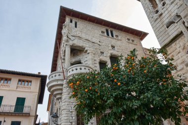 Önünde portakal ağacı olan Banco de Sller 'ın modernist maskaralığının Soller Detayları. Constitution Plaza 'da. Mayorka. Balear Adaları. İspanya