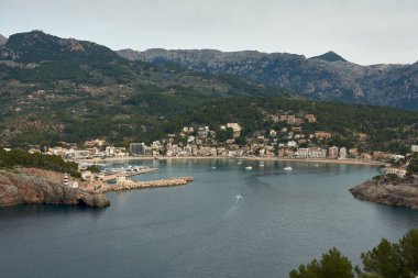 Port de Soller 'deki deniz feneri, Puerto de Soller, Majorca, İspanya, gece yarısı fotokopi alanı ile birlikte..