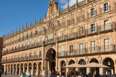 Salamanca, İspanya; 24 Aralık 2022: Salamanca Plaza Belediye Başkanı Cephesi. Dünyanın en eski meydanının dışı. Salamanca Belediye Başkanı Plaza 'da kemerler.