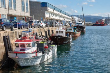 Vigo, Pontevedra, İspanya; Haziran 29, 2021; Vigo 'daki Bouzas limanına çok sayıda balıkçı teknesi yanaştı.