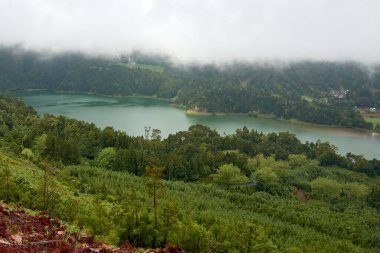 Azores, Portekiz. Sabahları San Miguel adasının dağlarından Santiago 'nun volkanik gölünün güzel manzarası