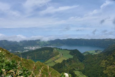 Boca do Inferno bakış açısı, San Miguel, Azores, Portekiz 'deki Sete Cidades volkanik kraterlerindeki göller