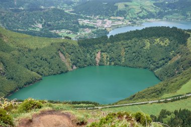 Azores, Portekiz. Sabahları San Miguel adasının dağlarından Santiago 'nun volkanik gölünün güzel manzarası