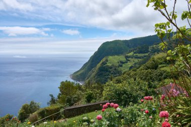 Miradouro da Ponta do Sossego 'nun güzel sahil şeridi, Sao Miguel, Azores, Portekiz' deki yüksek bir bakış açısı.