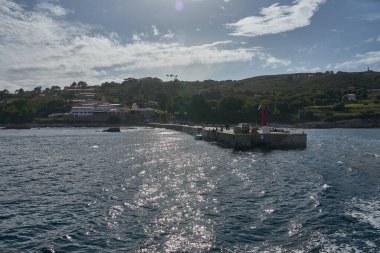 Ons Island rıhtımının manzarası İspanya 'nın Pontevedra kentindeki Ons Adası Ulusal Parkı' na gitmenin tek yolu.