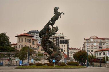 Vigo, Pontevedra, İspanya; Mart 05.2022; Vigo 'daki Plaza de Spain at anıtıyla, sisli bir günde Juan Oliveira' nın 1991 yılından kalma bronz bir heykeli.