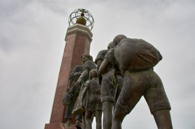 Laundos, Povoa de Varzin, Portekiz; Mart, 26, 2022; Bronz göçmenlere bir anıt.