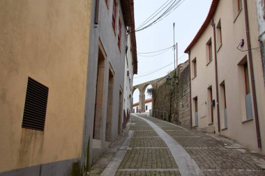 Santa Clara Aqueduct, Vila do Conde, Portekiz Alacakaranlıkta Villa 'da dar bir sokağın sonunda görüldü.