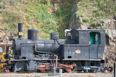 Peso da Regua, Vila Real, Portekiz; 27 Mart 2022; Portekiz 'in Douro bölgesindeki Peso da Rgua kasabasındaki tren istasyonu, sergilenmekte olan eski buhar lokomotifi.