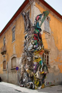 Vila Nova de Gaia, Porto, Portekiz; Mart, 28,2022; Yarı Tavşan by Bordalo II. Yaşamın sonu ile ilgili fikirleri oluşturun, yeniden oluşturun, birleştirin ve geliştirin..