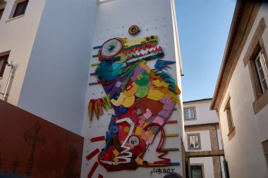 Mono, Portekiz; Mart 02.2023; 8 metre yüksekliğinde ve 4 metre genişliğindeki çöpten yapılmış heykel, sanatçı Bordalo II tarafından yaratıldı ve Mono 'nun hayali ejderhası Coca' dan esinlendi.