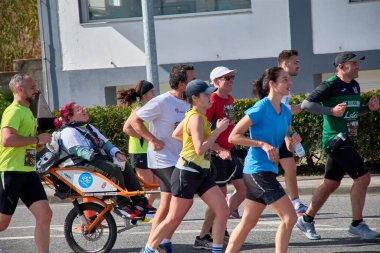 Baiona, Pontevedra, Galicia, İspanya; 26 Mart 2023; Discamino, 2023 VigBay 'e katılarak bağımsız insanların Santiago' yu tamamlamasına yardım etmek için kurulan bir sivil toplum örgütü.