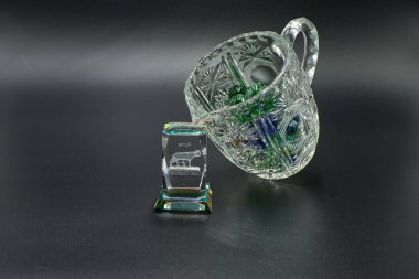 Siyah arka planda cam şişe.