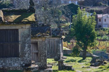 Lindoso Kalesi yakınlarındaki taş ambarlar (espigueiros), Viana do Castelo, Portekiz