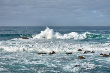 İspanya 'nın Galiçya kıyısındaki Baiona dalgalarında Cabo Silleiro' da dalgalar kopuyor.