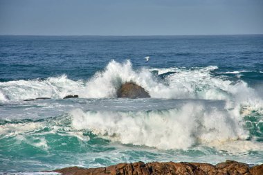 İspanya 'nın Galiçya kıyısındaki Baiona dalgalarında Cabo Silleiro' da dalgalar kopuyor.