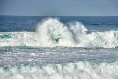 İspanya 'nın Galiçya kıyısındaki Baiona dalgalarında Cabo Silleiro' da dalgalar kopuyor.
