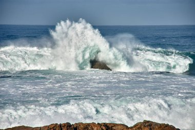 İspanya 'nın Galiçya kıyısındaki Baiona dalgalarında Cabo Silleiro' da dalgalar kopuyor.