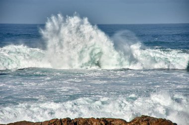 İspanya 'nın Galiçya kıyısındaki Baiona dalgalarında Cabo Silleiro' da dalgalar kopuyor.