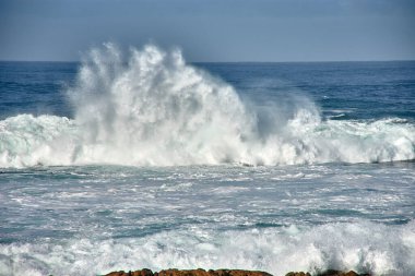İspanya 'nın Galiçya kıyısındaki Baiona dalgalarında Cabo Silleiro' da dalgalar kopuyor.