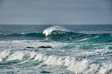 İspanya 'nın Galiçya kıyısındaki Baiona dalgalarında Cabo Silleiro' da dalgalar kopuyor.