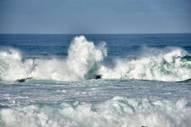 İspanya 'nın Galiçya kıyısındaki Baiona dalgalarında Cabo Silleiro' da dalgalar kopuyor.