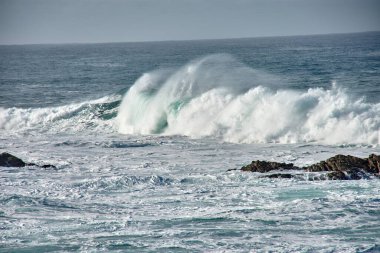 İspanya 'nın Galiçya kıyısındaki Baiona dalgalarında Cabo Silleiro' da dalgalar kopuyor.