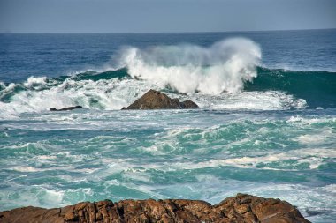 İspanya 'nın Galiçya kıyısındaki Baiona dalgalarında Cabo Silleiro' da dalgalar kopuyor.