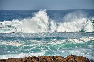 İspanya 'nın Galiçya kıyısındaki Baiona dalgalarında Cabo Silleiro' da dalgalar kopuyor.