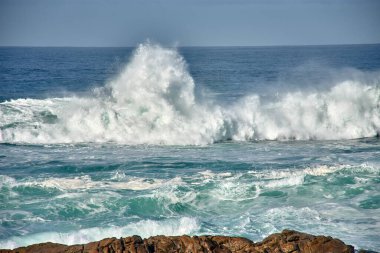 İspanya 'nın Galiçya kıyısındaki Baiona dalgalarında Cabo Silleiro' da dalgalar kopuyor.