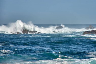İspanya 'nın Galiçya kıyısındaki Baiona dalgalarında Cabo Silleiro' da dalgalar kopuyor.