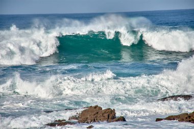 İspanya 'nın Galiçya kıyısındaki Baiona dalgalarında Cabo Silleiro' da dalgalar kopuyor.