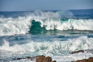 İspanya 'nın Galiçya kıyısındaki Baiona dalgalarında Cabo Silleiro' da dalgalar kopuyor.