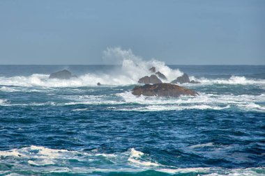 İspanya 'nın Galiçya kıyısındaki Baiona dalgalarında Cabo Silleiro' da dalgalar kopuyor.