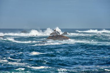 İspanya 'nın Galiçya kıyısındaki Baiona dalgalarında Cabo Silleiro' da dalgalar kopuyor.