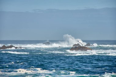 İspanya 'nın Galiçya kıyısındaki Baiona dalgalarında Cabo Silleiro' da dalgalar kopuyor.