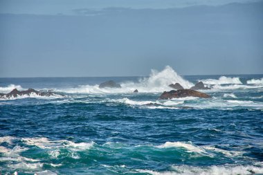 İspanya 'nın Galiçya kıyısındaki Baiona dalgalarında Cabo Silleiro' da dalgalar kopuyor.