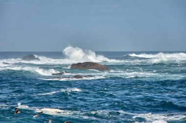 İspanya 'nın Galiçya kıyısındaki Baiona dalgalarında Cabo Silleiro' da dalgalar kopuyor.
