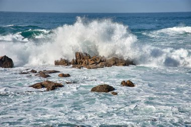 İspanya 'nın Galiçya kıyısındaki Baiona dalgalarında Cabo Silleiro' da dalgalar kopuyor.