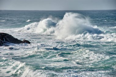 İspanya 'nın Galiçya kıyısındaki Baiona dalgalarında Cabo Silleiro' da dalgalar kopuyor.