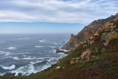 İspanya, Ria de Vigo 'daki Cies Adaları' ndaki güzel uçurumlar