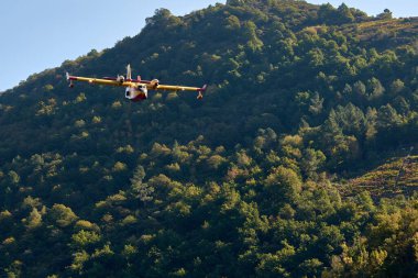 Sober, Lugo, İspanya 'daki Sil Nehri' ndeki su tanklarını doldurmak için Sil Kanyonu 'na uçuyorlar.