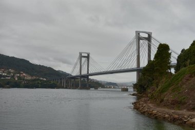 Ria de Vigo, İspanya 'daki Rande Köprüsü manzarası
