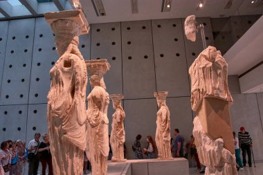 Atina, Yunanistan; 13 Ekim 2022: Akropolis Tapınağı 'nın güney verandasındaki Atina, Yunanistan' daki Akropol müzesindeki otantik sütunlar.