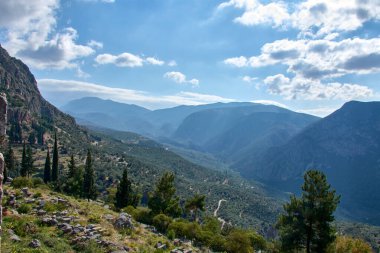 Delphi Tarihi Sitesi harika bir yer. Yunan mirası ve kültürü açısından zengindir. Site Yunanistan 'da ziyaret etmek için harika bir yer