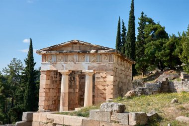 Atina Hazinesi veya Delphi 'deki Atinalı Hazine. Delphi, antik dünya genelinde önemli kararlara danışılan ve kahin koltuğu olarak zenginleşen antik bir tapınaktır..