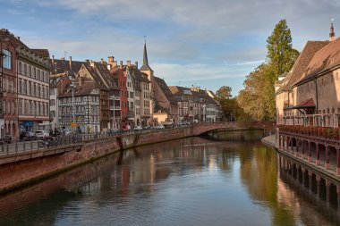 Fransa, Alsace, Strasbourg; 13 Ekim 2023; Saint Nicholas Kanalı ve Fransa 'nın Grand Est bölgesindeki eski Strasbourg kasabasındaki eski gümrük evi. arka plandaki insanlar