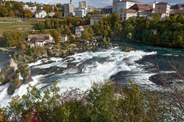Ren Şelalesi manzarası, Avrupa 'nın en büyük şelalesi. Schaffhausen yakınlarında, Schaffhausen ve Zürih kantonlarının arasında yer alır..