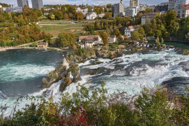 Ren Şelalesi manzarası, Avrupa 'nın en büyük şelalesi. Schaffhausen yakınlarında, Schaffhausen ve Zürih kantonlarının arasında yer alır..