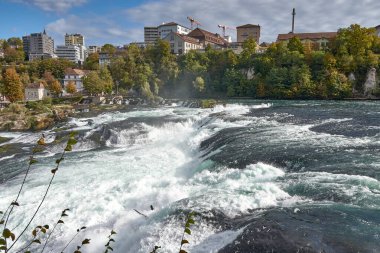 Ren Şelalesi manzarası, Avrupa 'nın en büyük şelalesi. Schaffhausen yakınlarında, Schaffhausen ve Zürih kantonlarının arasında yer alır..